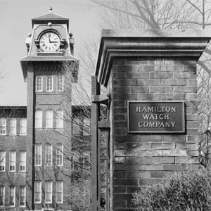 ساعت همیلتون : همیلتون در لنکستر پنسیلوانیا تاسیس شد و شروع به تولید ساعت جیبی کرد.  از همان  ابتدا تمرکز بر  روی کیفیت و دقت داشت و این اصول باعث شد که همیلتون به عنوان برند مشهور بین المللی ساعت مچی امروزی شناخته شود.
